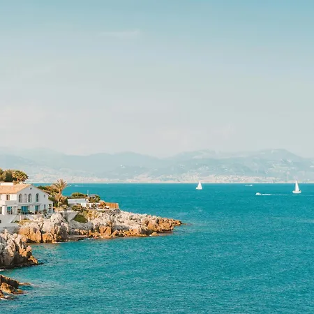 Apartment Beachside With Pool & Garden In Juan Les Pins Antibes