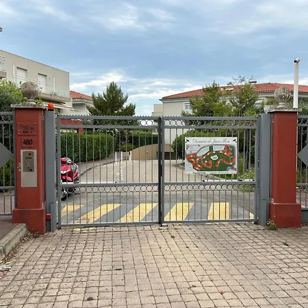 Beachside With Pool & Garden In Juan Les Pins Αντίμπ