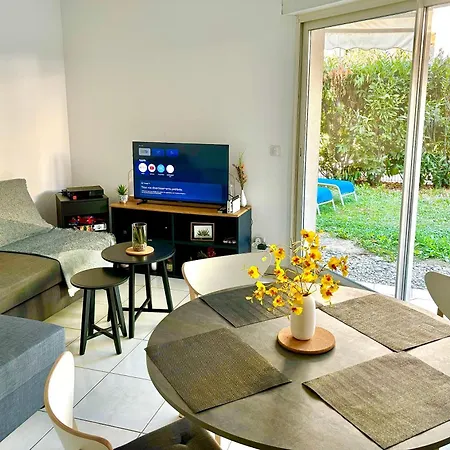 Beachside With Pool & Garden In Juan Les Pins Apartment