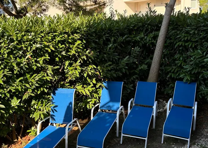 Beachside With Pool&garden In Juan Les Pins *