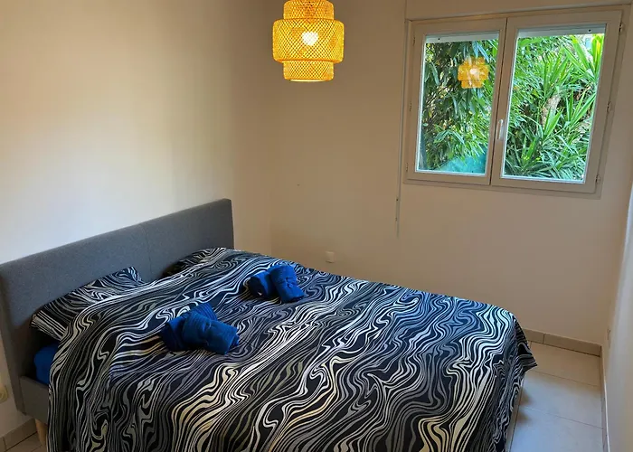 Beachside With Pool&garden In Juan Les Pins Antibes