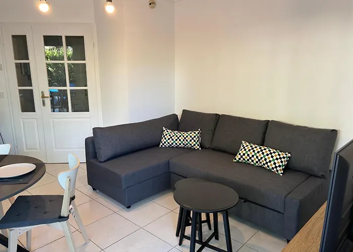 Beachside With Pool&garden In Juan Les Pins