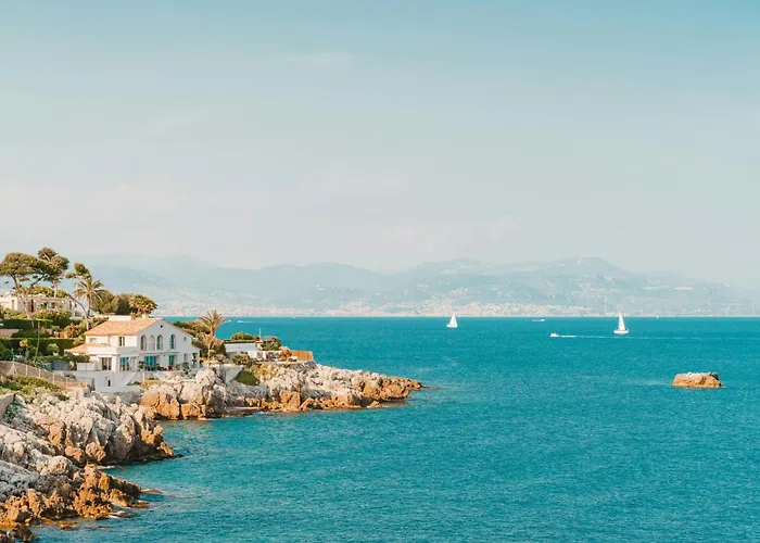 Apartment Beachside With Pool&garden In Juan Les Pins Antibes