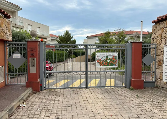 Beachside With Pool & Garden In Juan Les Pins Αντίμπ